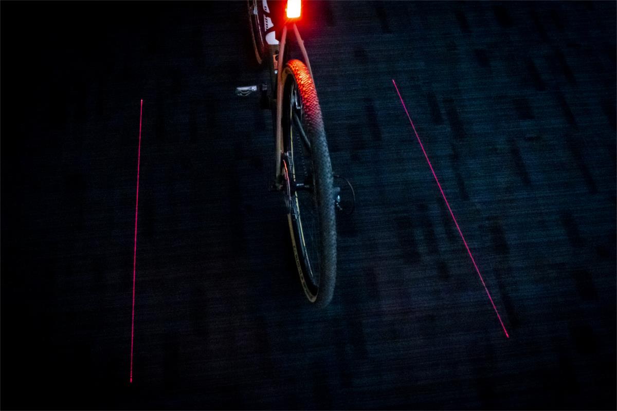 Lampka rowerowa z laserem Eyen Area 250 świeci niezwykle jasno i wyznacza wyraźną strefę bezpieczeństwa.