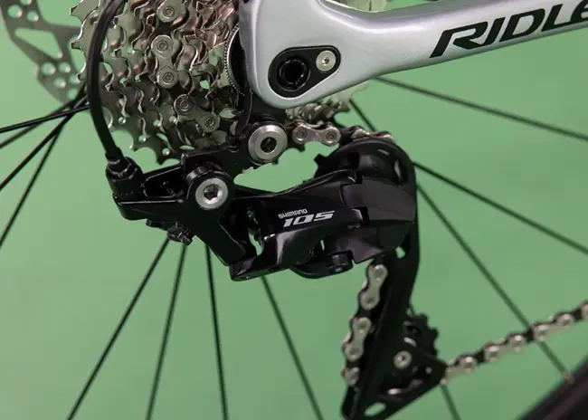 Przerzutka tylna rowerowa z grupy Shimano 105