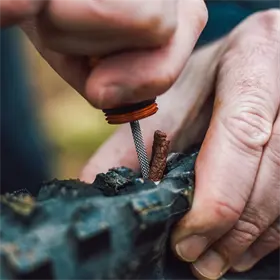 Zestaw naprawczy do opon PEATY'S Holeshot Tubeless Puncture Plugger Kit